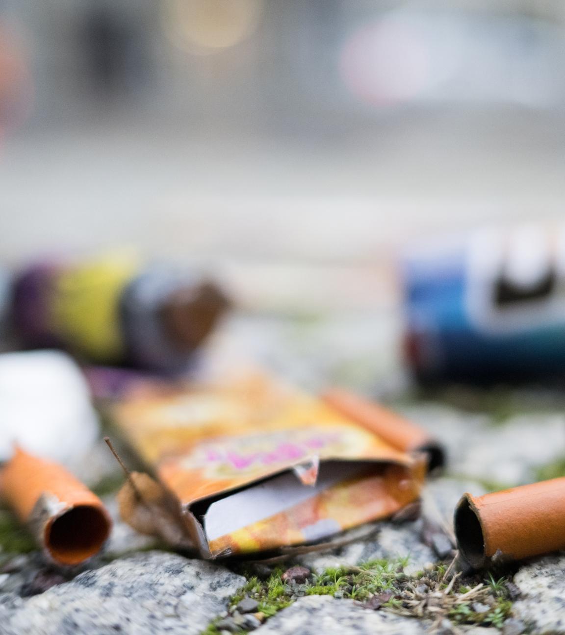 06.01.2025, Berlin: Aufgeweichte Feuerwerkskörper liegen nach Silvester auf der Straße.