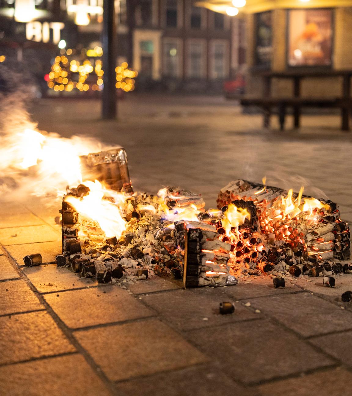 Brennende Feuerwerksbatterie