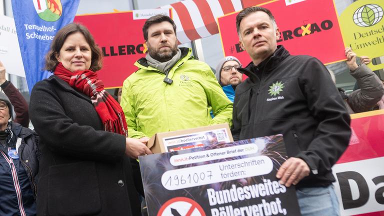 Juliane Seifert bei der Übergabe der Petition zum Böllerverbot durch Matthias Walter und Stephan Weh (v.l.n.r.)