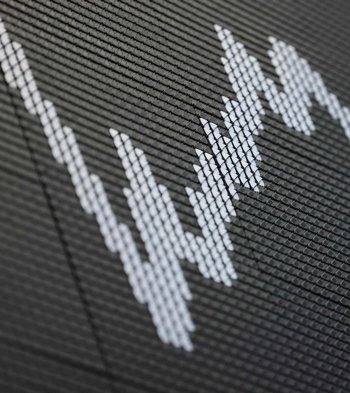Auf dem Bild ist am 12.05.2025 an der Frankfurter Börse eine Anzeigetafel zu sehen, auf der der deutsche Aktienindex DAX angezeigt wird. 