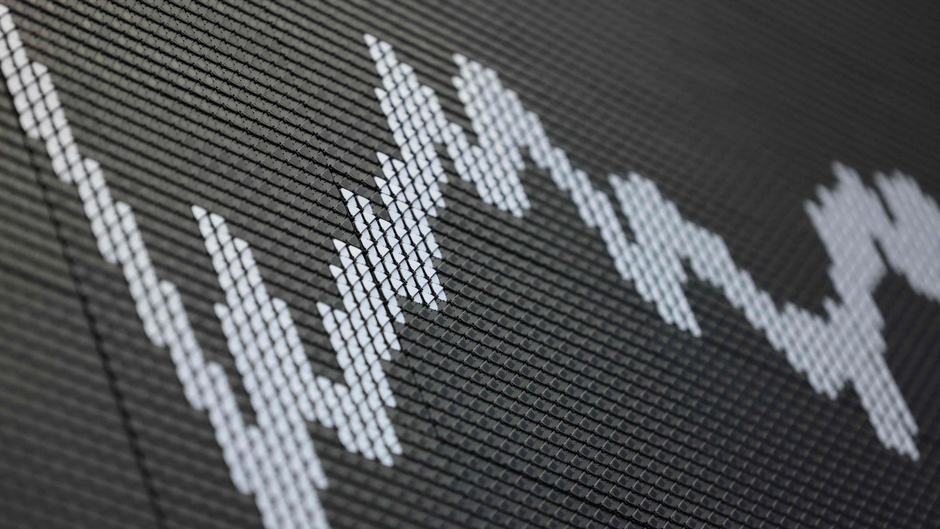 Auf dem Bild ist am 12.05.2025 an der Frankfurter Börse eine Anzeigetafel zu sehen, auf der der deutsche Aktienindex DAX angezeigt wird. 