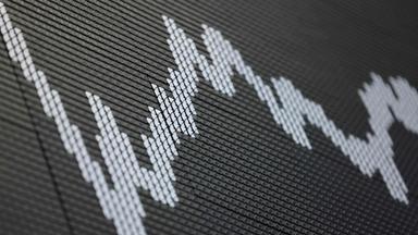 Auf dem Bild ist am 12.05.2025 an der Frankfurter Börse eine Anzeigetafel zu sehen, auf der der deutsche Aktienindex DAX angezeigt wird. 