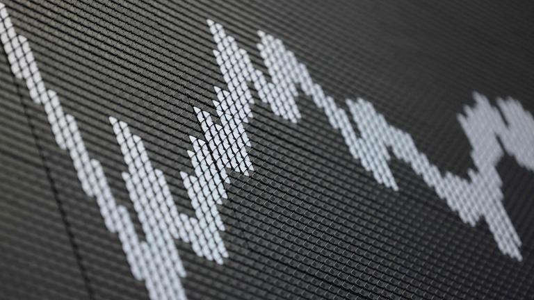 Auf dem Bild ist am 12.05.2025 an der Frankfurter Börse eine Anzeigetafel zu sehen, auf der der deutsche Aktienindex DAX angezeigt wird. 