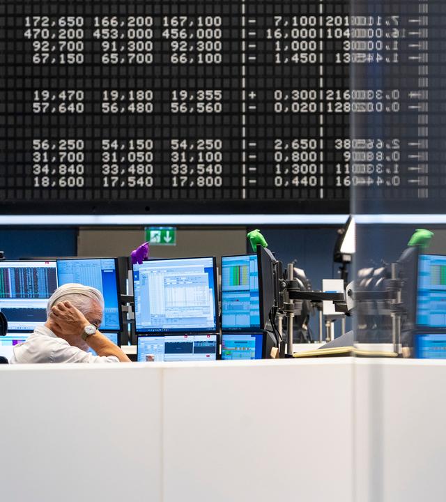 Hessen, Frankfurt am Main: Ein Händler sitzt im Handelssaal der Deutschen Börse Frankfurt an seinem Arbeitsplatz.