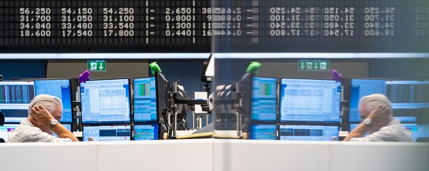 Hessen, Frankfurt am Main: Ein Händler sitzt im Handelssaal der Deutschen Börse Frankfurt an seinem Arbeitsplatz.