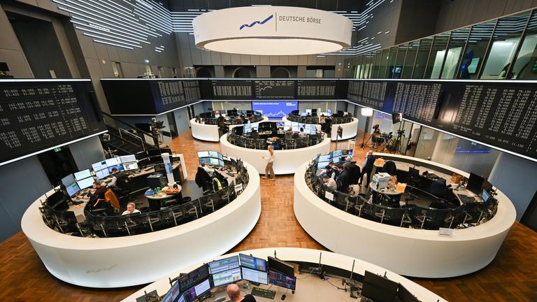 Börsenhändler arbeiten im Handelssaal der Frankfurter Wertpapierbörse