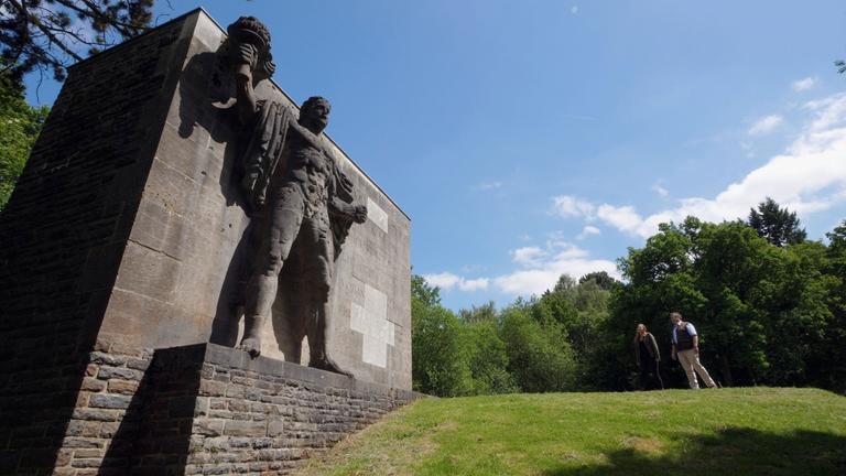 "Böse Bauten - Hitlers Architektur - Ein Rückblick": Monument Fackelträger an der NS-Ordensburg Vogelsang.