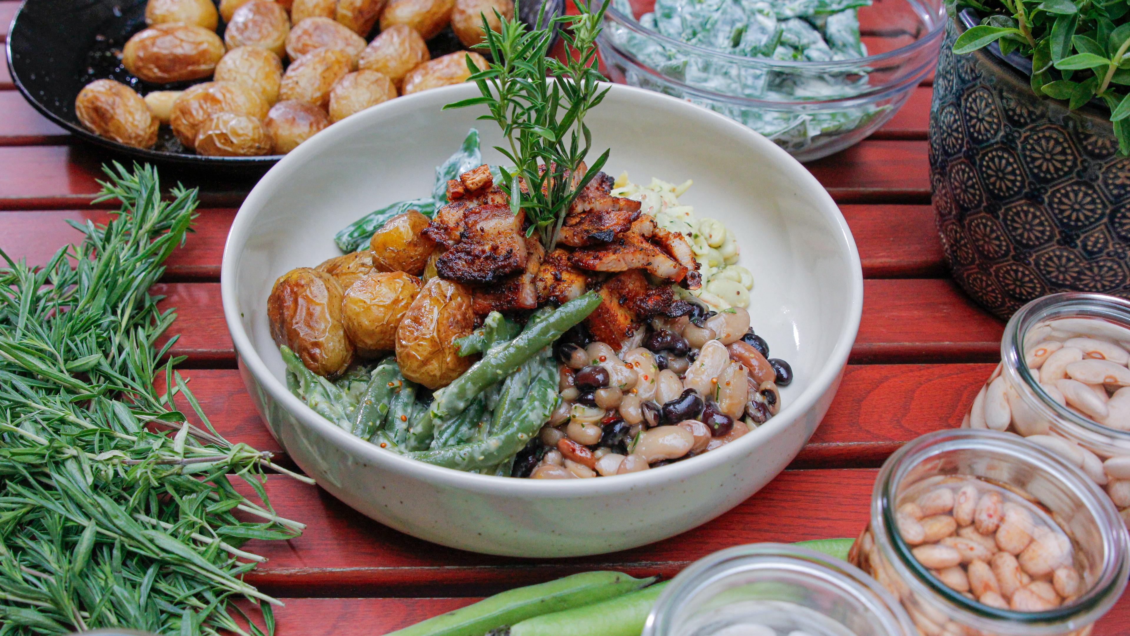 Bohnen-Bowl mit gegrilltem Schweinebauch