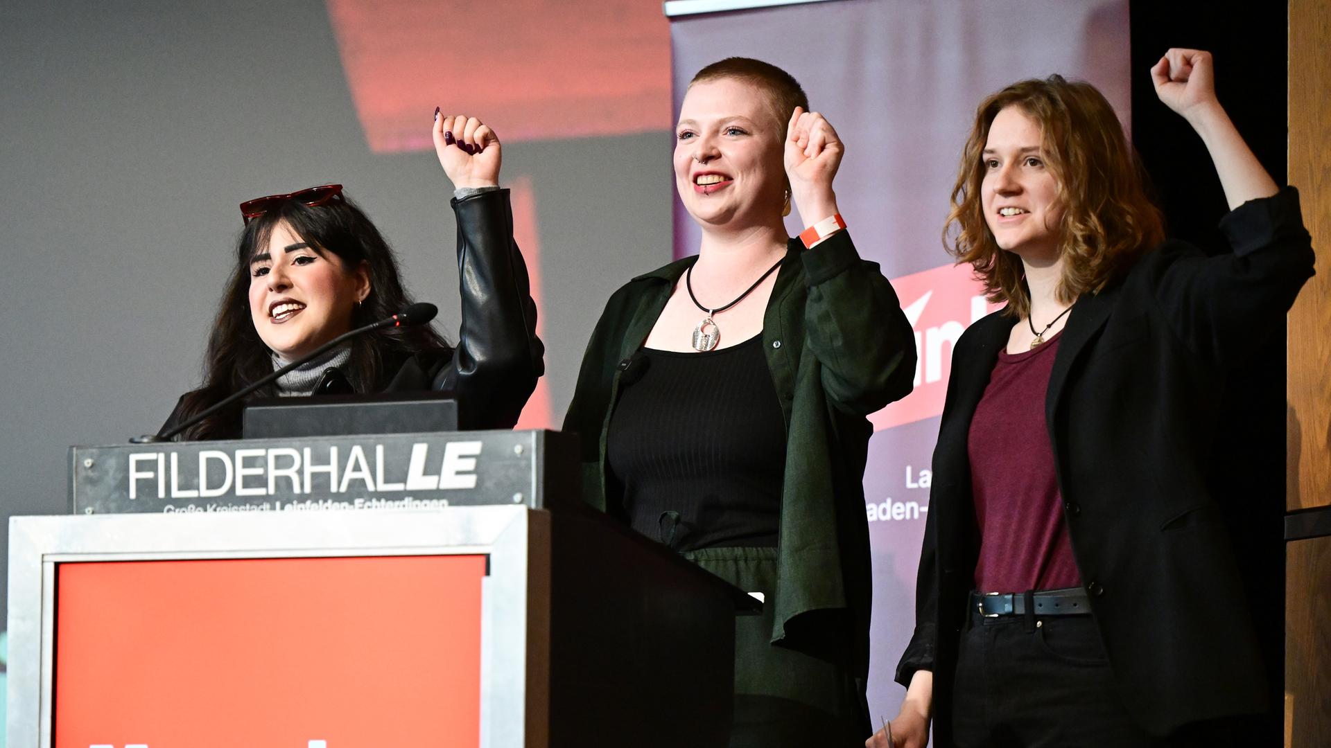 Das Spitzentrio zur Landtagswahl in Baden-Württemberg 2026, Mersedeh Ghazaei (v. l.), Kim Sophie Bohnen und Amelie Vollmer steht beim Landesparteitag von Die Linke Baden-Württemberg auf dem Podium.