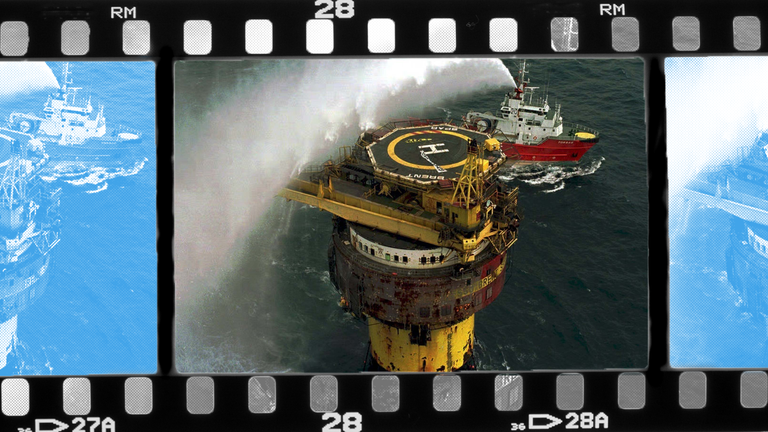 Das Shell-Versorgungsschiff "Torbas" schießt mit Wasserkanonen auf die Ölplattform Brent Spar in der Nordsee.