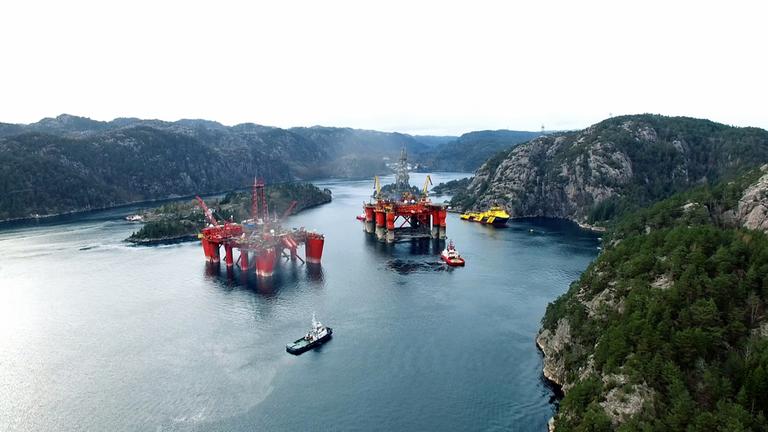 Zwei Bohrinseln vor der Küste Norwegens