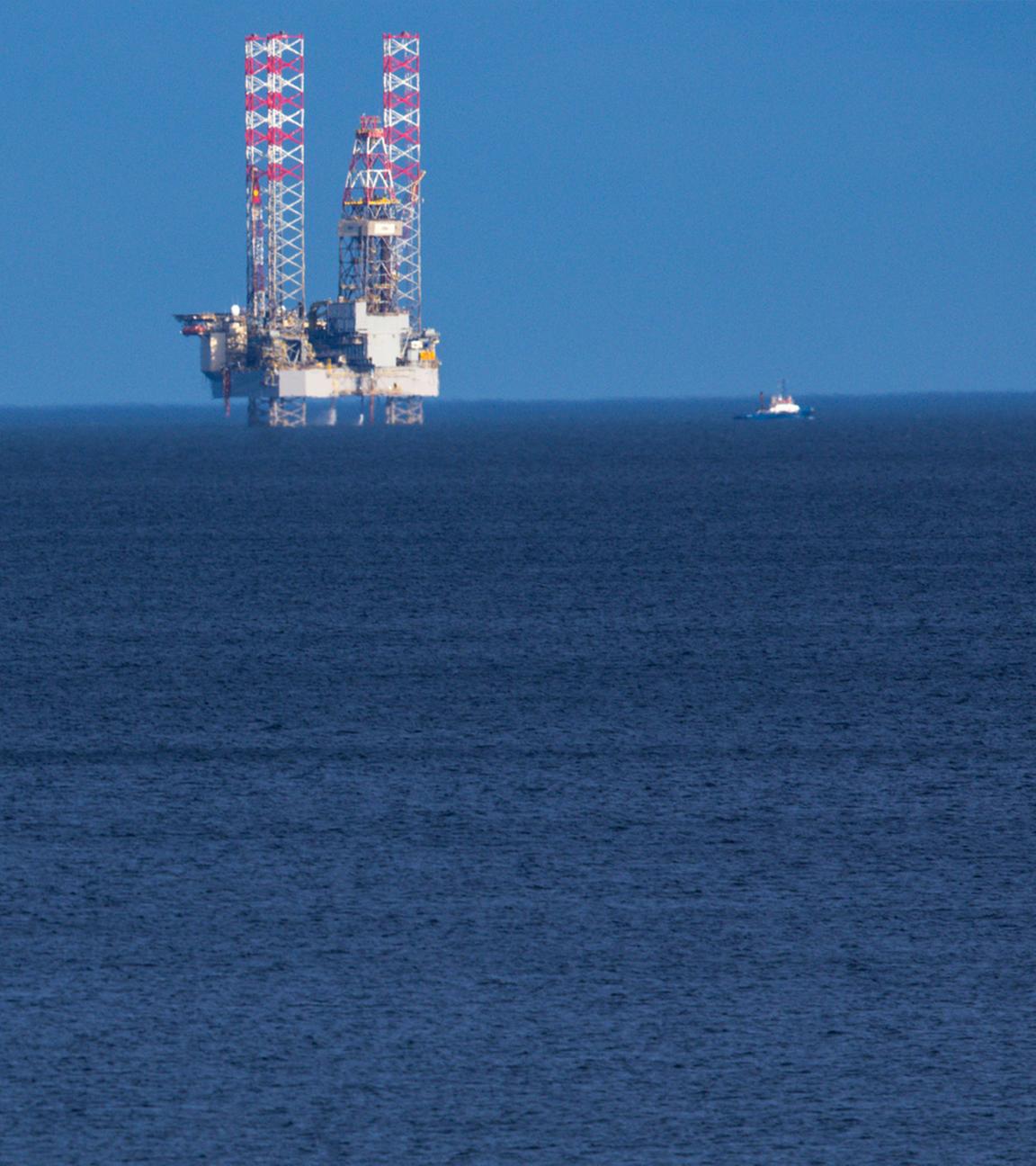 Eine Bohrplattform steht in der Ostsee vor der Insel Usedom. Das kanadische Unternehmen CEP Central European Petroleum BV bereitet mit einer Bohrplattform vor Swinemünde (Swinoujscie) die Erschließung von Erdgas-Vorkommen vor.