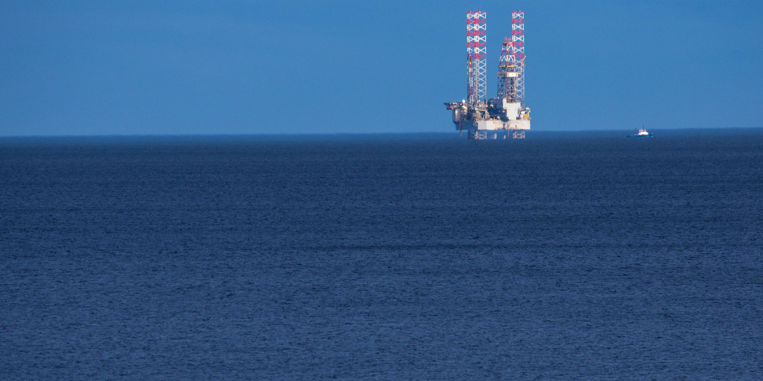 Eine Bohrplattform steht in der Ostsee vor der Insel Usedom. Das kanadische Unternehmen CEP Central European Petroleum BV bereitet mit einer Bohrplattform vor Swinemünde (Swinoujscie) die Erschließung von Erdgas-Vorkommen vor.