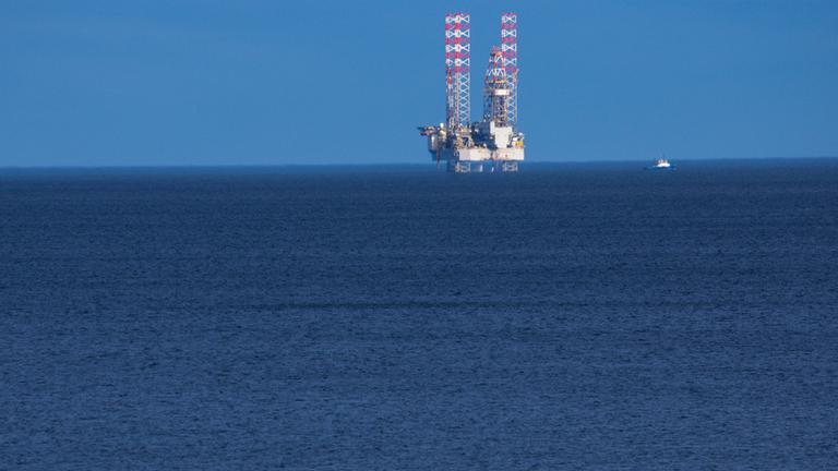 Eine Bohrplattform steht in der Ostsee vor der Insel Usedom. Das kanadische Unternehmen CEP Central European Petroleum BV bereitet mit einer Bohrplattform vor Swinemünde (Swinoujscie) die Erschließung von Erdgas-Vorkommen vor.