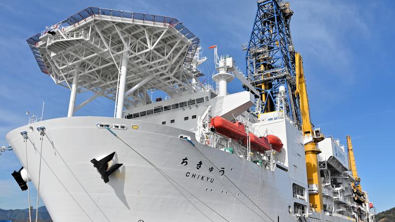 Bohrschiff "Chikyu" im Hafen von Shimizu