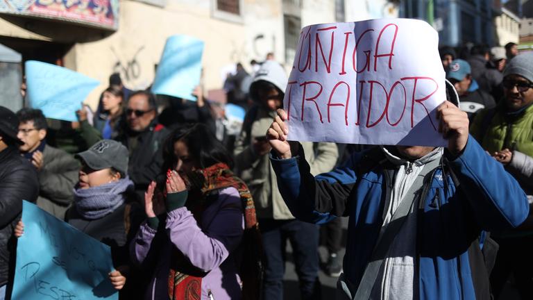 Anhänger des bolivianischen Präsidenten Luis Arce versammeln sich am 27. Juni 2024 in La Paz, Bolivien