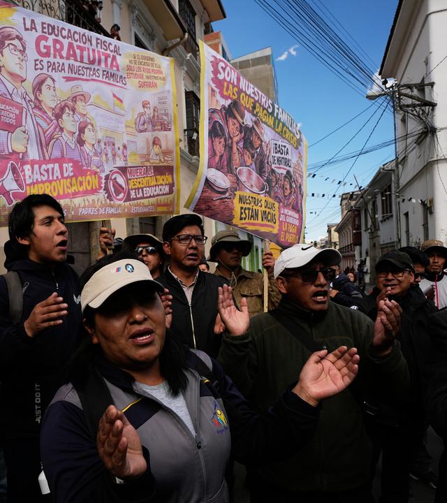 Lehrer skandieren Parolen während einer regierungskritischen Demonstration in La Paz, Bolivien.