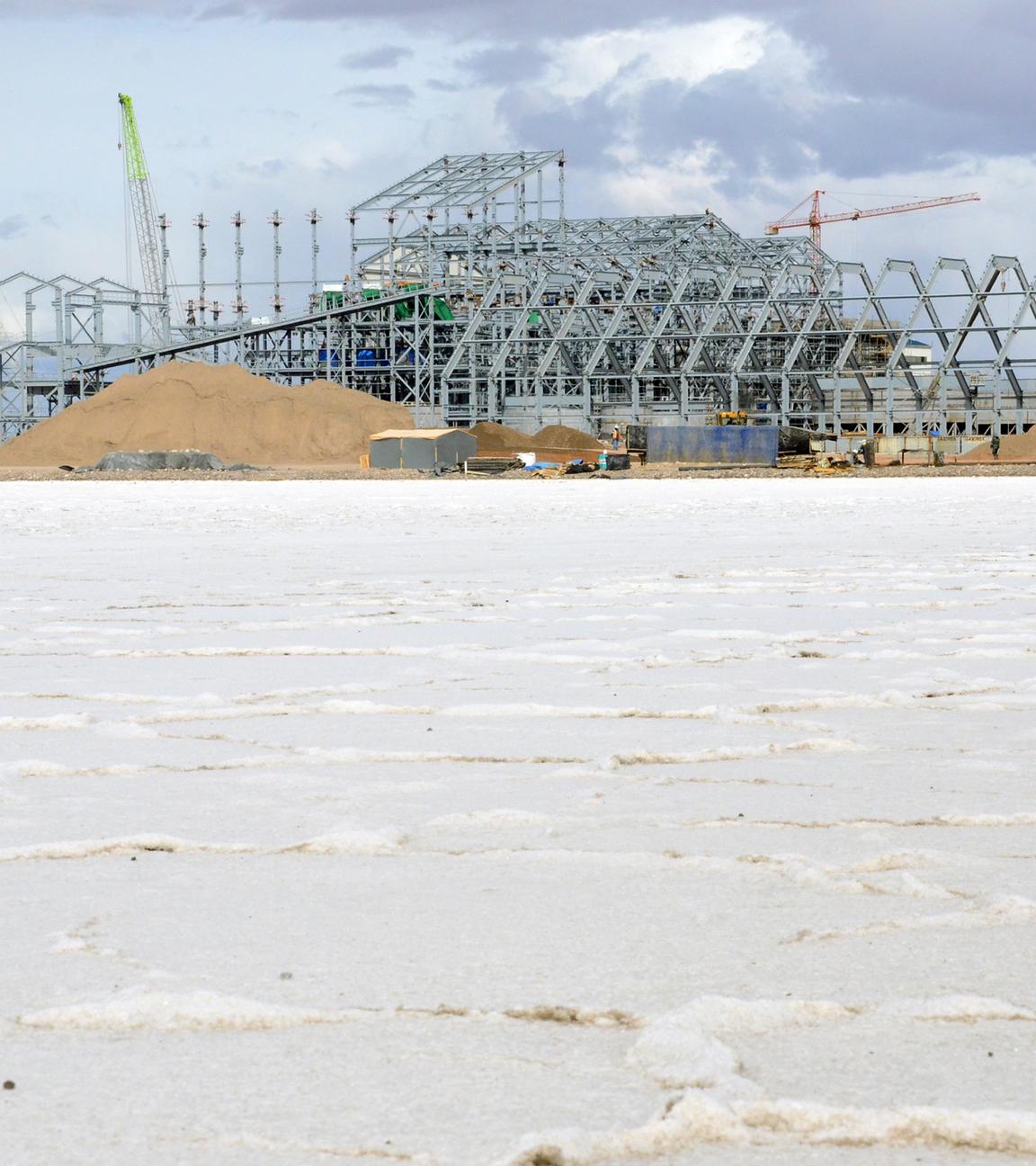Blick auf die Baustelle der Firma CAMC im Salar de Uyuni in Bolivien.