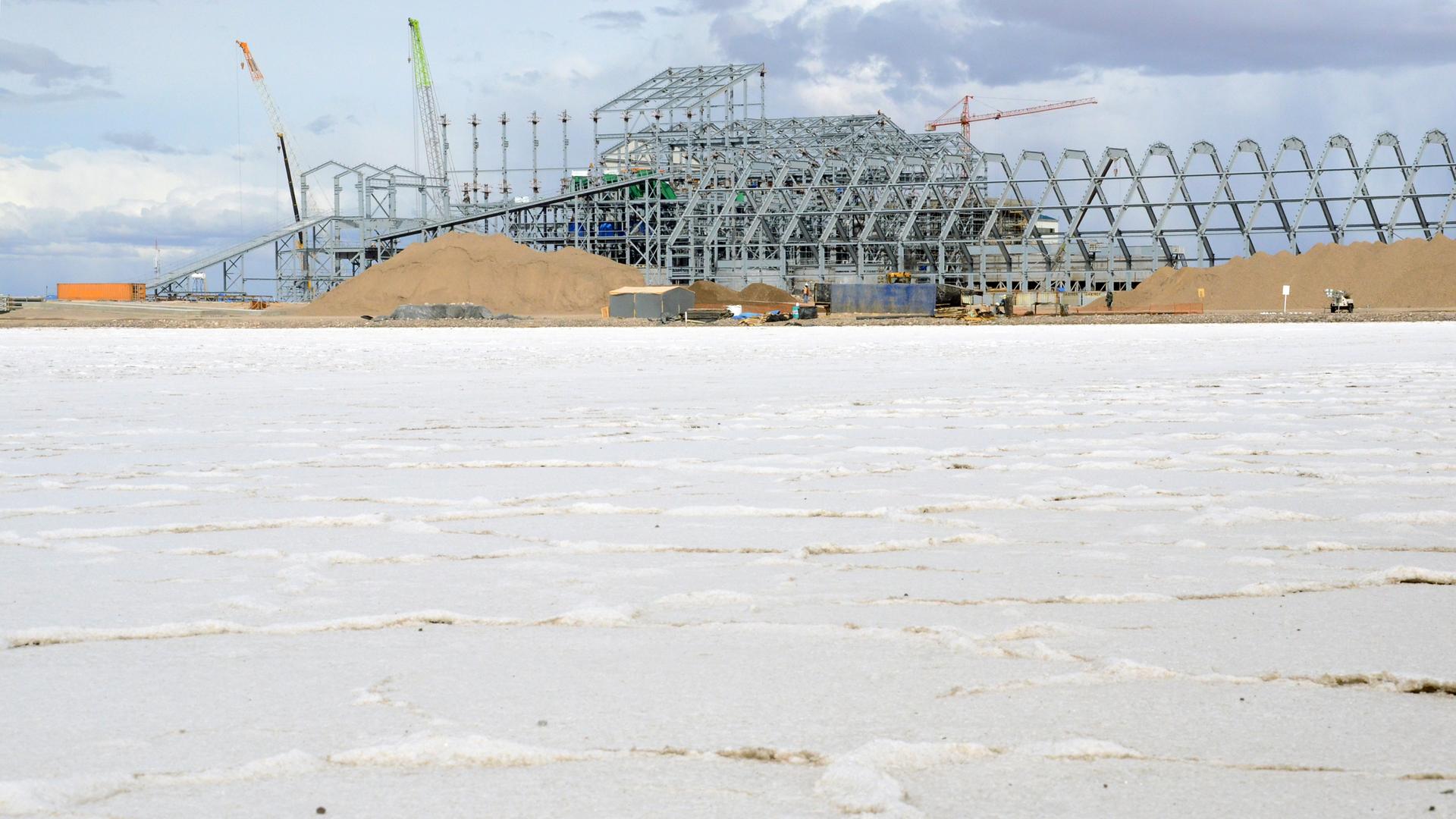 Blick auf die Baustelle der Firma CAMC im Salar de Uyuni in Bolivien.