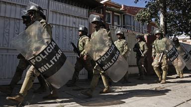 Bolivianische Sicherheitsbeamte patroullieren in den Straßen von Cochabamba.