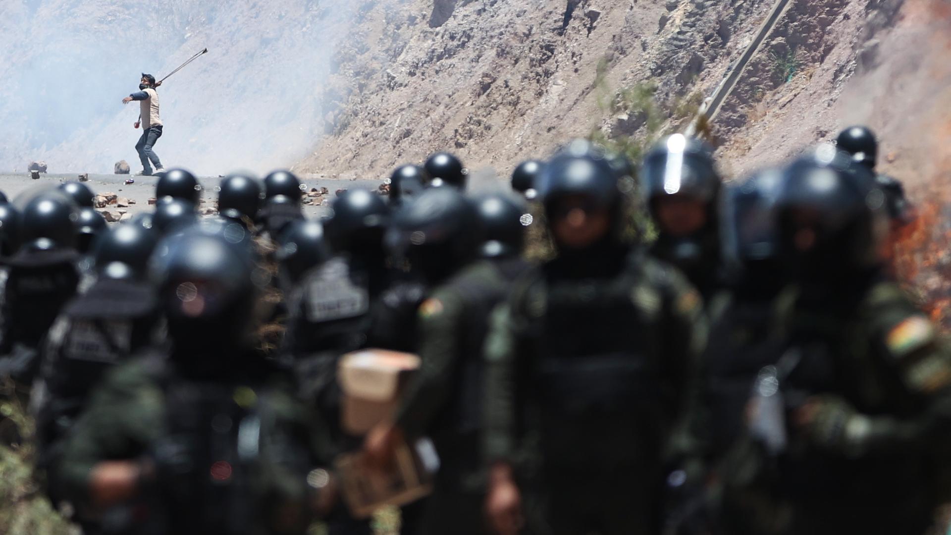 Ein Demonstrant stellt sich der Polizei in Parotani, Bolivien, entgegen. 