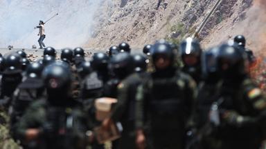 Ein Demonstrant stellt sich der Polizei in Parotani, Bolivien, entgegen. 