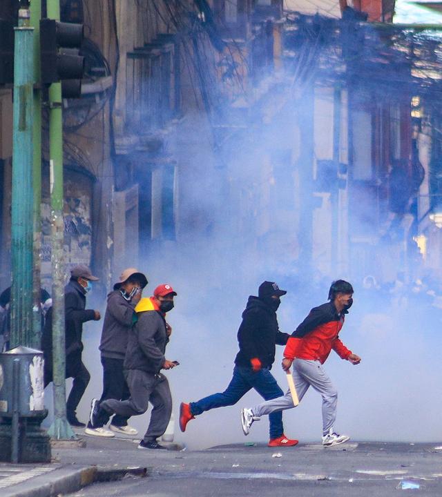 Bei einer Demonstration, die den Rücktritt von Präsident Rodrigo Paz forderte, kam es am 18. Mai 2026 in La Paz, Bolivien, zu Zusammenstößen zwischen Demonstranten und der Polizei
