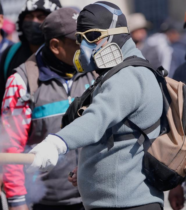 La Paz: Ein Demonstrant wirft einen Feuerwerkskörper auf die Polizei während einer Demonstration gegen die Regierung in La Paz