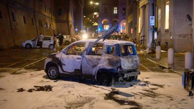 Ein zerstörtes Auto in Bologna