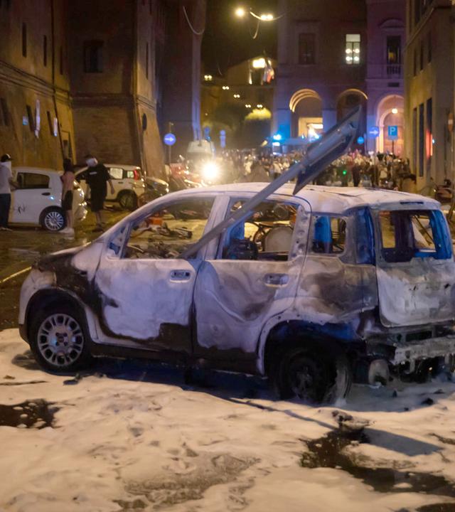 Ein zerstörtes Auto in Bologna