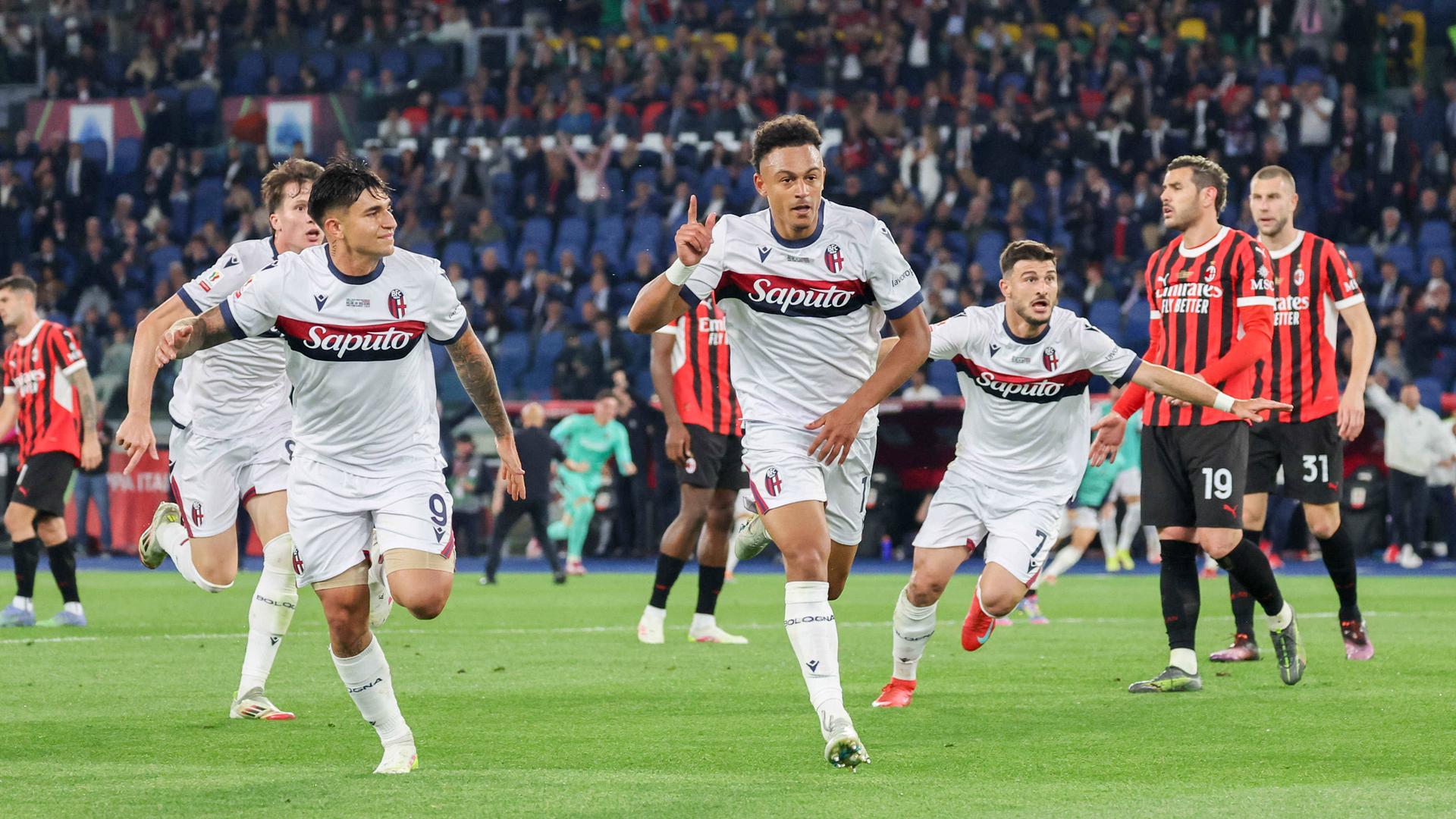 Die Spieler des FC Bologna freuen sich über ein Tor