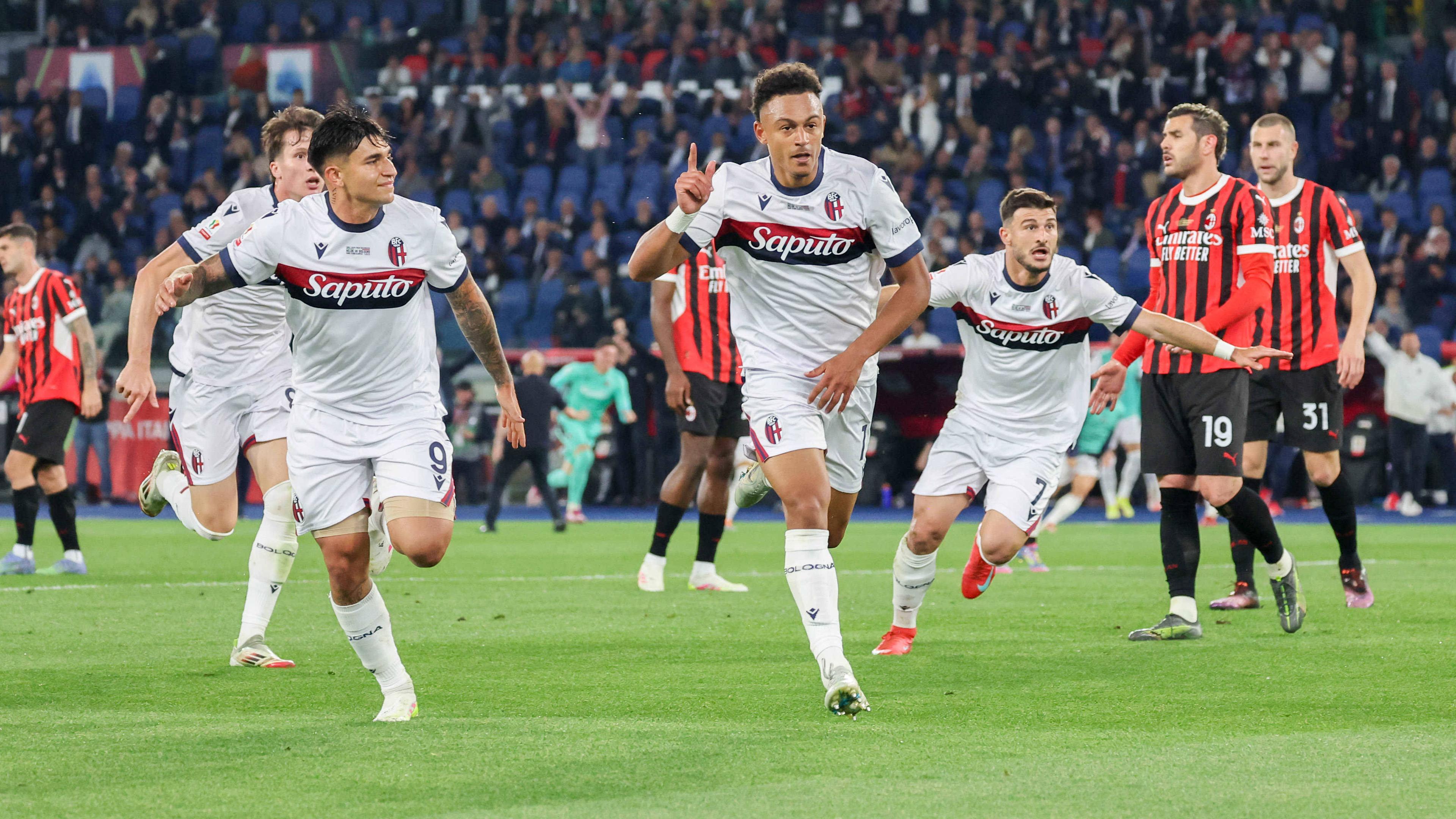 Die Spieler des FC Bologna freuen sich über ein Tor