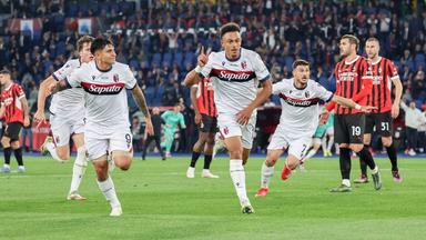 Die Spieler des FC Bologna freuen sich über ein Tor