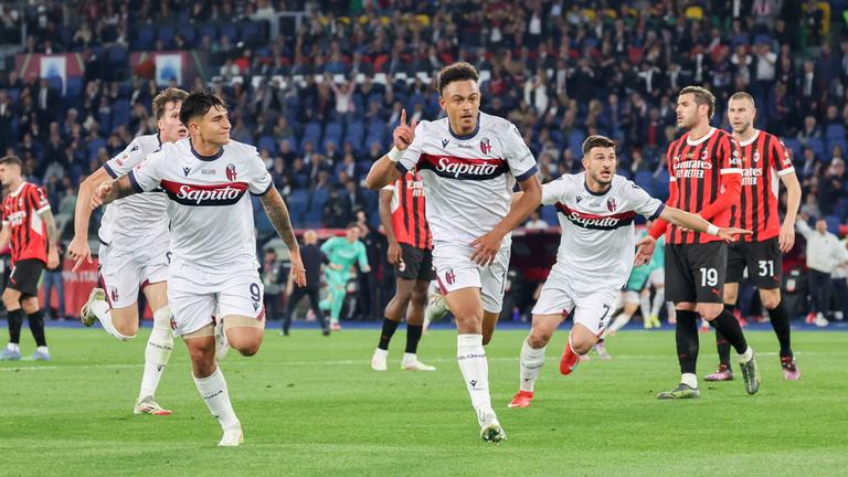 Die Spieler des FC Bologna freuen sich über ein Tor