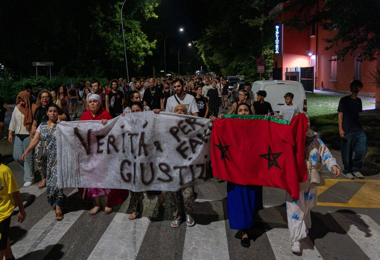 Menschen versammeln sich im Bolognaer Stadtteil Pilastro, um ihre Solidarität mit der Familie von Abderrahim Fakir zu bekunden. 