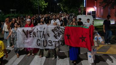 Menschen versammeln sich im Bolognaer Stadtteil Pilastro, um ihre Solidarität mit der Familie von Abderrahim Fakir zu bekunden. 