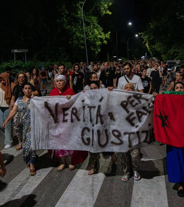 Menschen versammeln sich im Bolognaer Stadtteil Pilastro, um ihre Solidarität mit der Familie von Abderrahim Fakir zu bekunden. 
