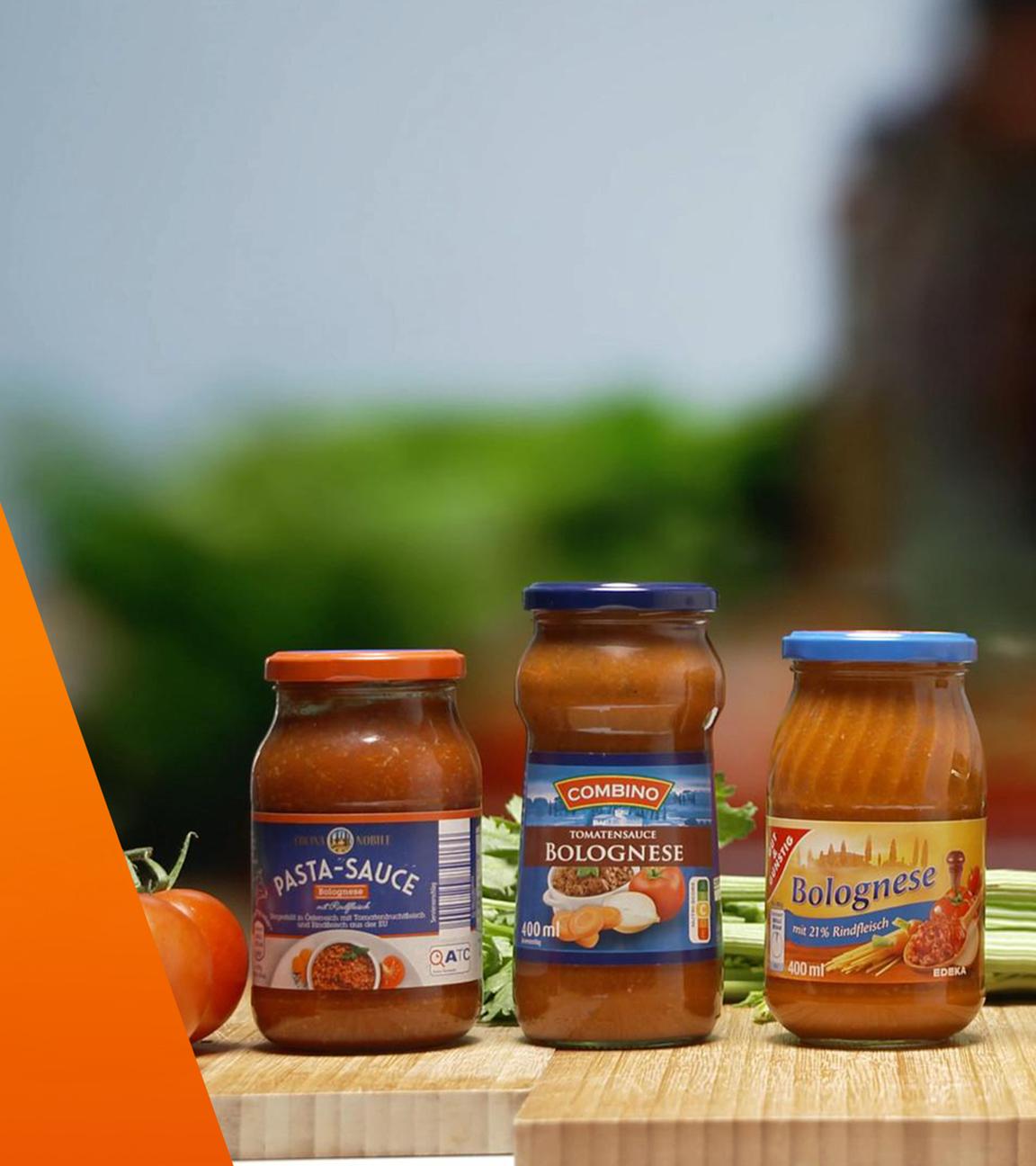 Sechs verschiedene Bolognose-Saucen im Glas aus dem Supermarkt und Discounter