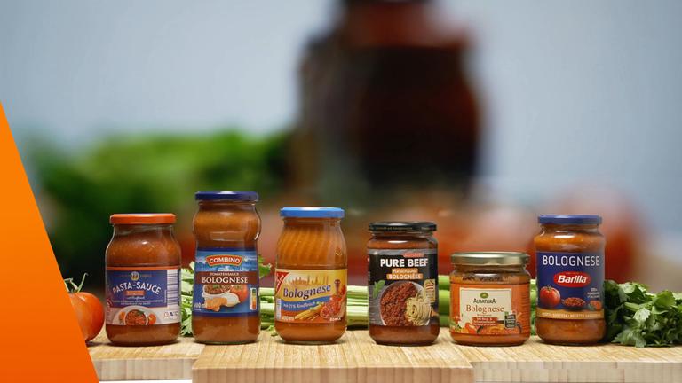 Sechs verschiedene Bolognose-Saucen im Glas aus dem Supermarkt und Discounter