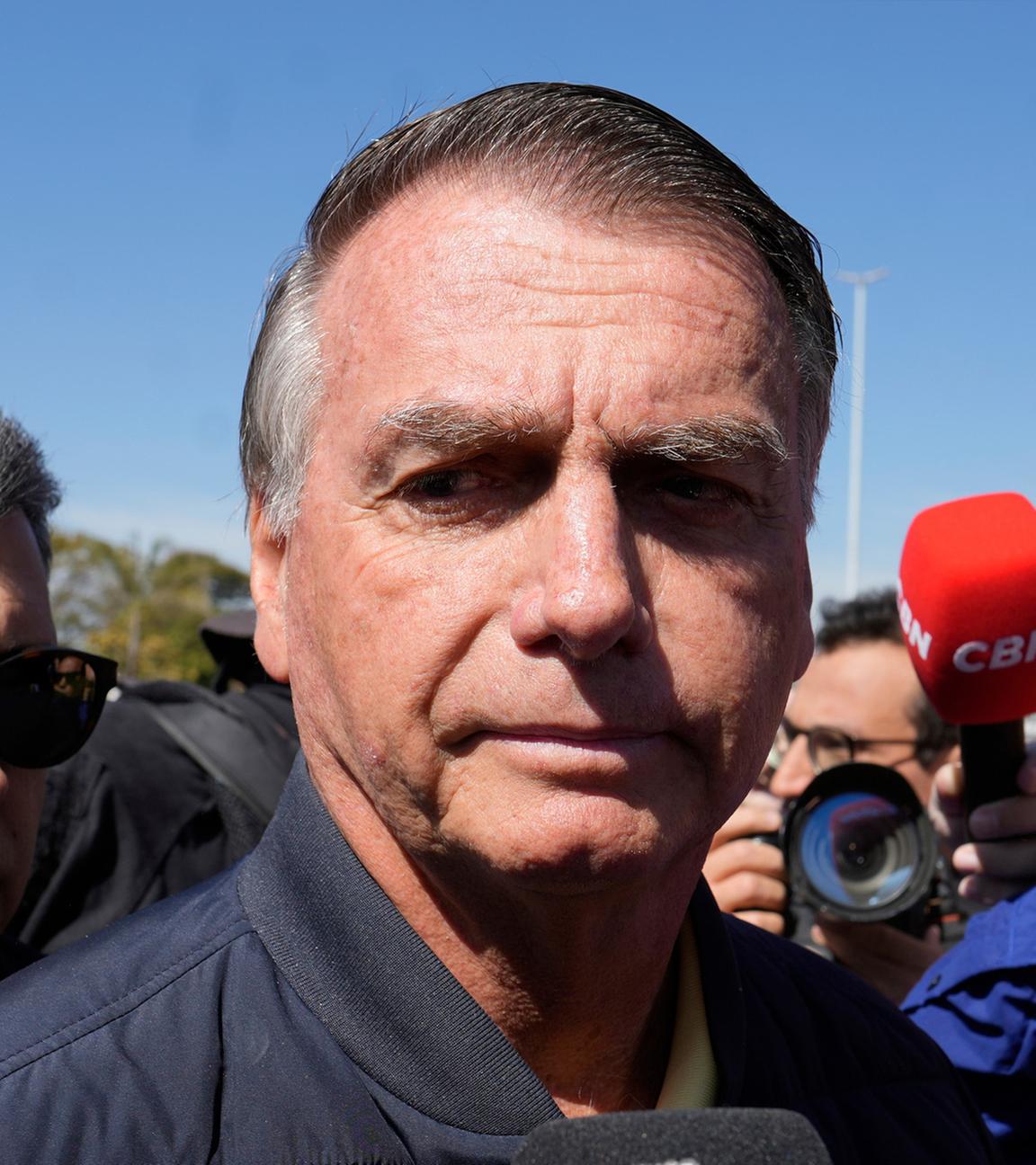Brasiliens ehemaliger Präsident Jair Bolsonaro spricht zur Presse vor dem Sekretariat der Strafvollzugsverwaltung. Aufgenommen am 18.07.2025.