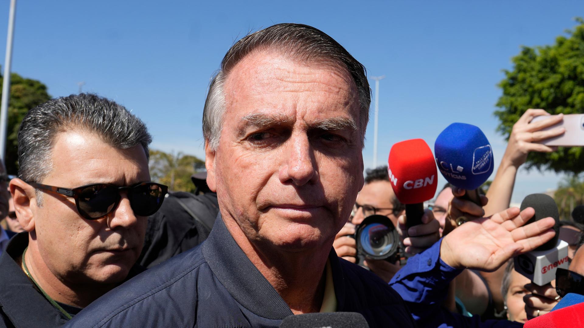 Brasiliens ehemaliger Präsident Jair Bolsonaro spricht zur Presse vor dem Sekretariat der Strafvollzugsverwaltung. Aufgenommen am 18.07.2025.