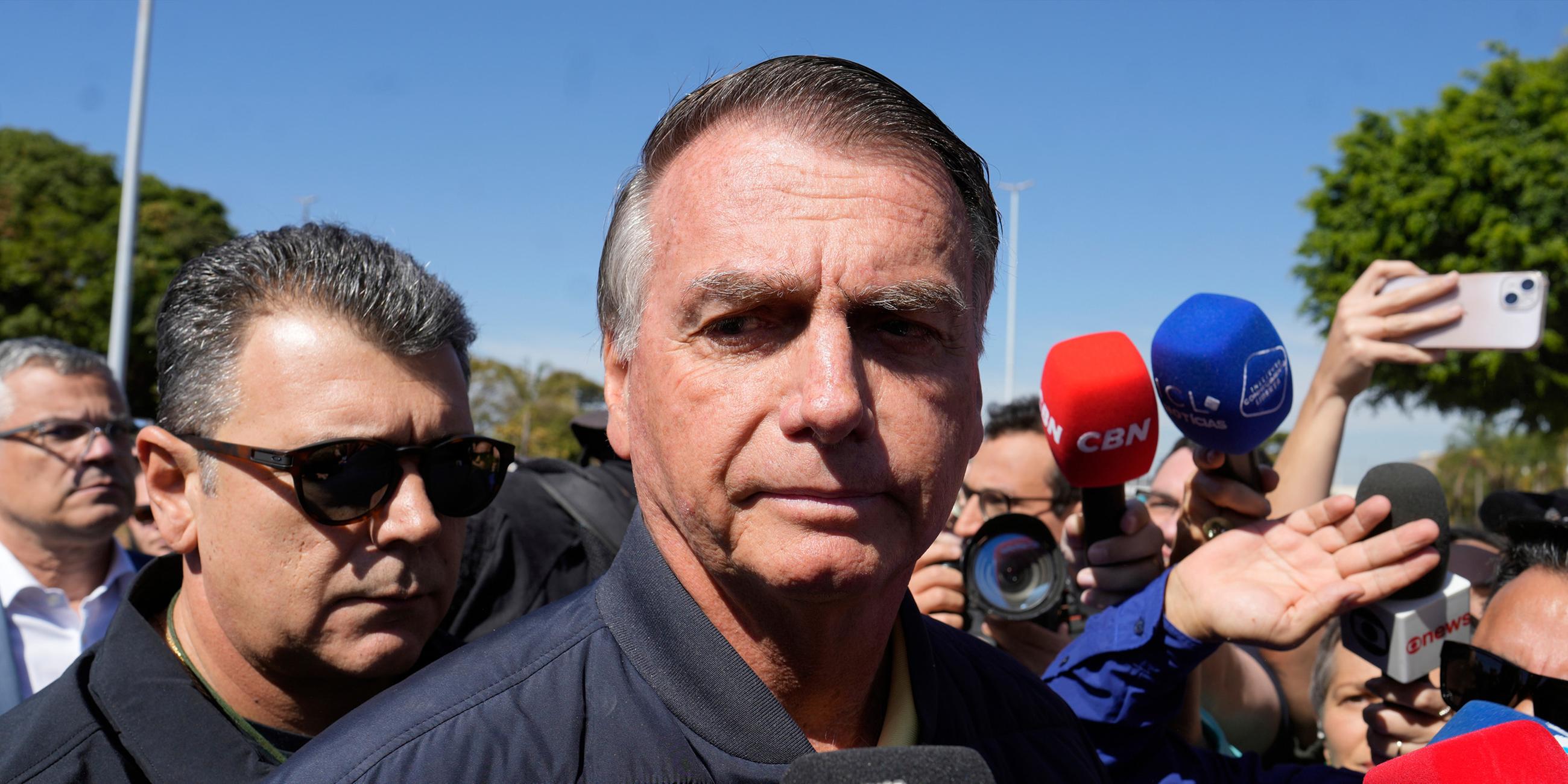 Brasiliens ehemaliger Präsident Jair Bolsonaro spricht zur Presse vor dem Sekretariat der Strafvollzugsverwaltung. Aufgenommen am 18.07.2025.