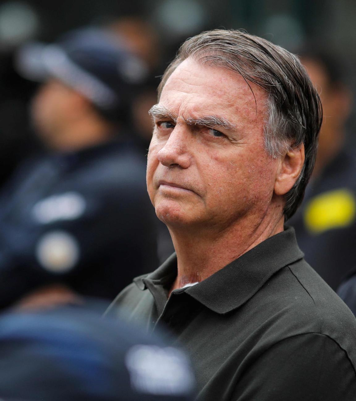 Jair Bolsonaro verlässt ein Krankenhaus in Brasilia.