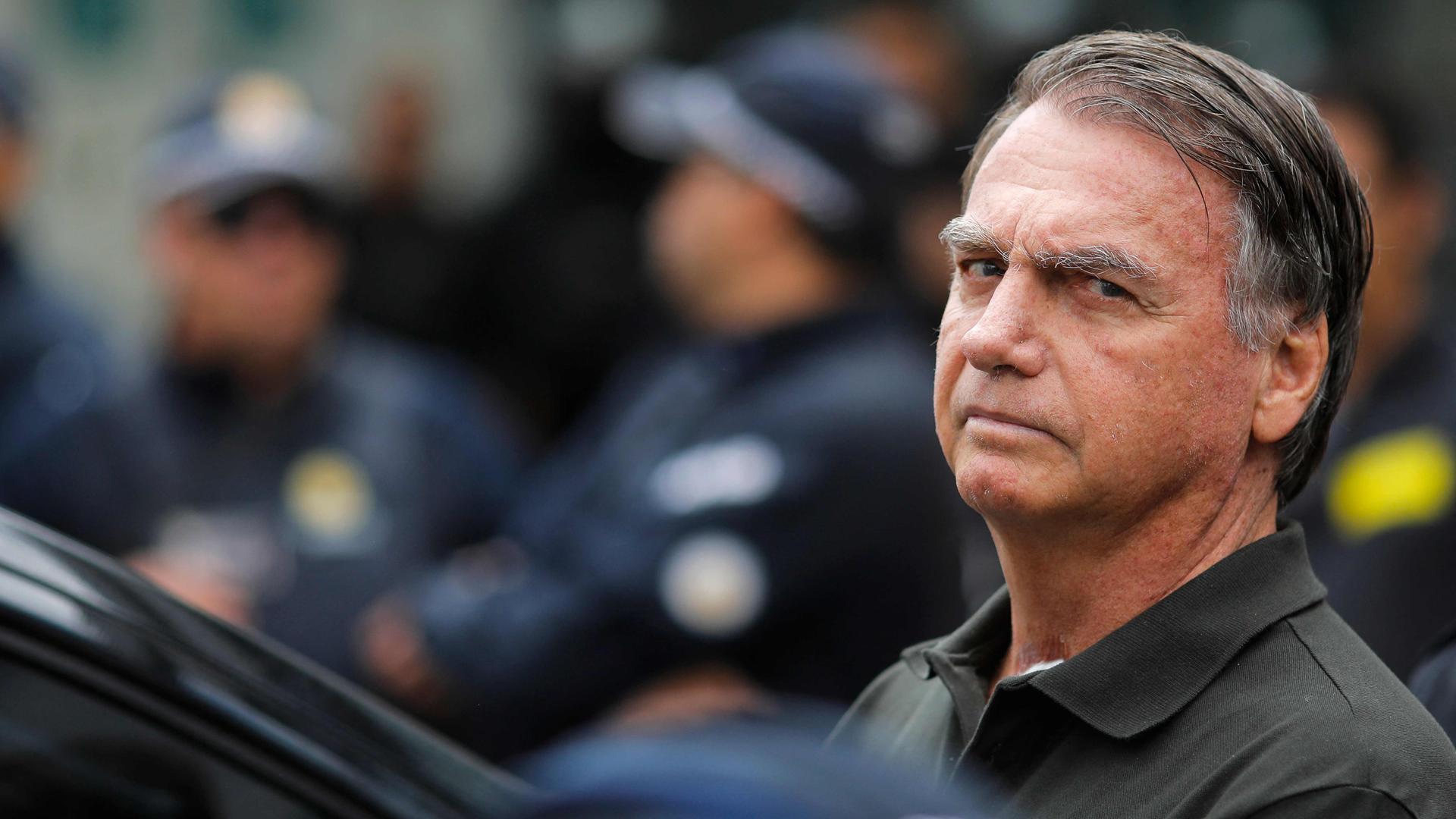 Jair Bolsonaro verlässt ein Krankenhaus in Brasilia.