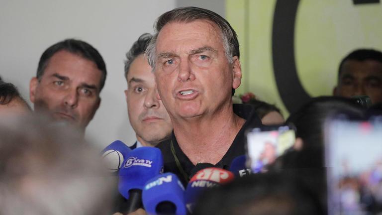 Brasiliens früherer Präsident Jair Bolsonaro spricht mit Medien in Brasilia. 