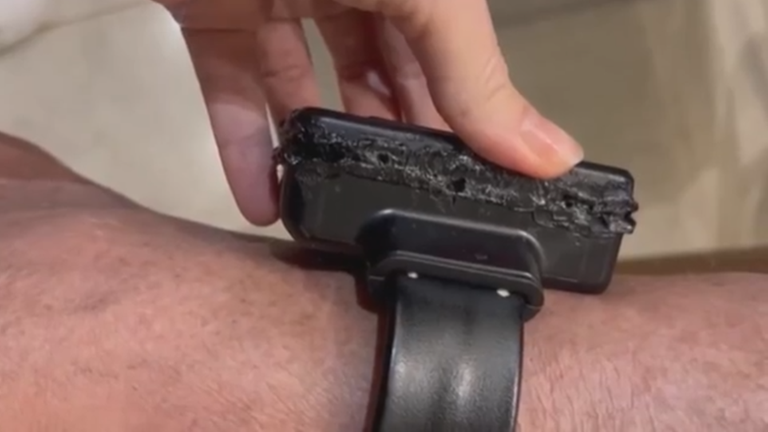 Eine Fußfessel mit Schäden, die von einem Lötkolben stammen sollen 