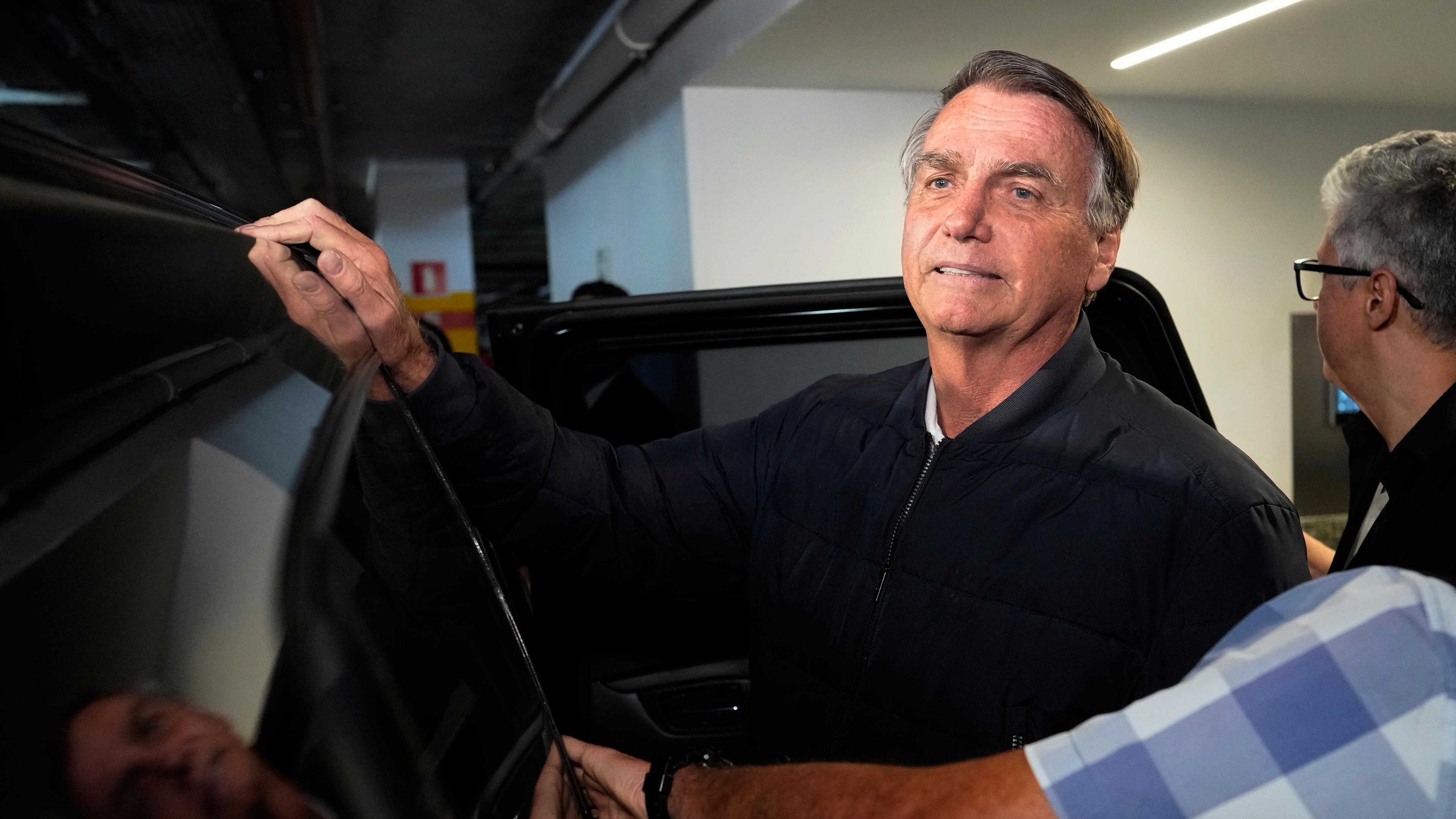 Der ehemalige brasilianische Präsident Jair Bolsonaro verlässt den Sitz der Liberalen Partei in Brasília.