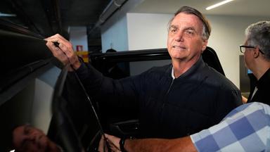 Der ehemalige brasilianische Präsident Jair Bolsonaro verlässt den Sitz der Liberalen Partei in Brasília.