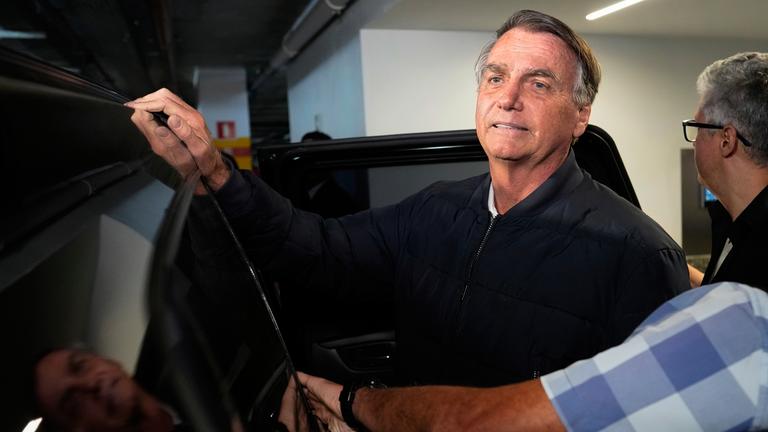 Der ehemalige brasilianische Präsident Jair Bolsonaro verlässt den Sitz der Liberalen Partei in Brasília.