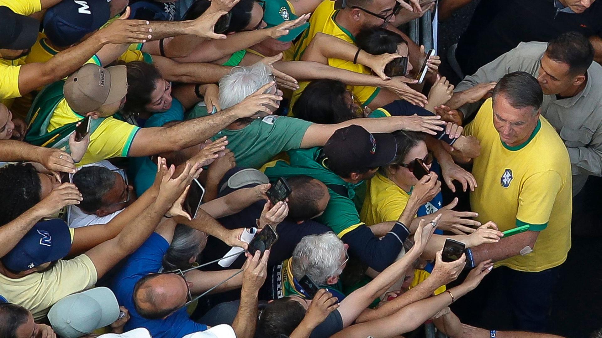 Eine aufgebrachte Menschenmenge demonstriert in Brasilien gegen die Sperre von X.